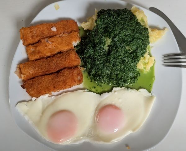 Weitere Aufnahme von Fischstäbchen mit Kartoffelpüree und Spinat