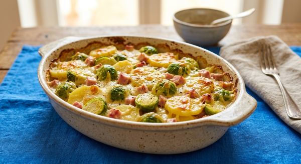 Rosenkohl-Kartoffel-Auflauf mit Kochschinken und Käsesauce