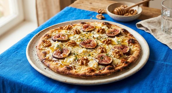 Weitere Aufnahme von Feigen-Ziegenkäse-Pizza mit Honig und Walnüssen